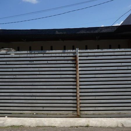 ホテル Spot On 92860 Hunian 99 バニュワンギ エクステリア 写真